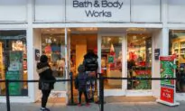 US Shoppers Grab Last-Minute Holiday Gifts, Pick Up Online Orders In-Store