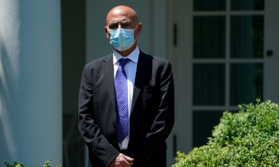 People Should Get Vaccinated Even If They Had COVID-19: Operation Warp Speed Chief