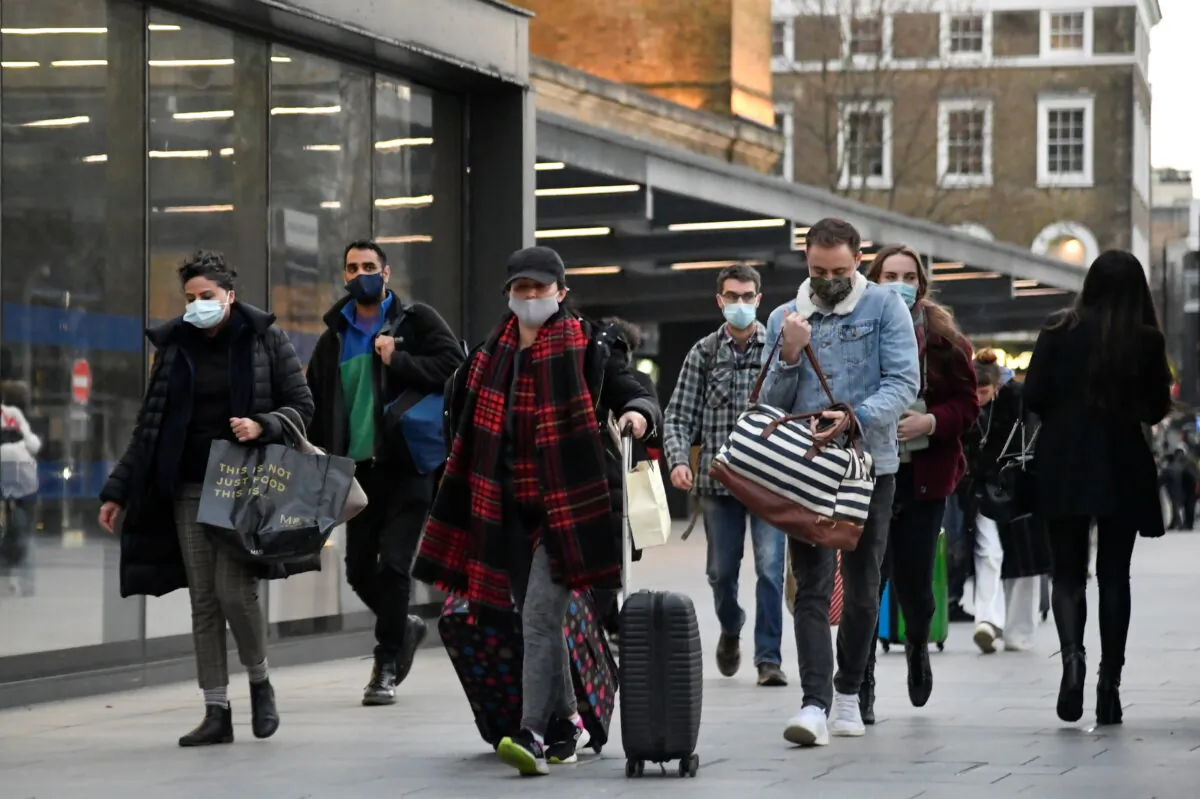 Travelers walk in London, UK, on Dec. 20, 2020. (Toby Melville/Reuters)