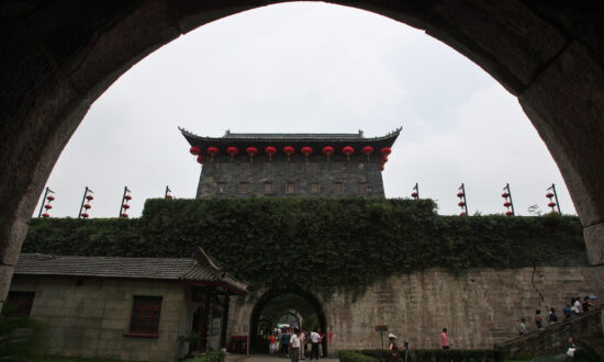 Chinese Official’s Visit to Suning Holdings Puts the Troubled Conglomerate Under the Spotlight 