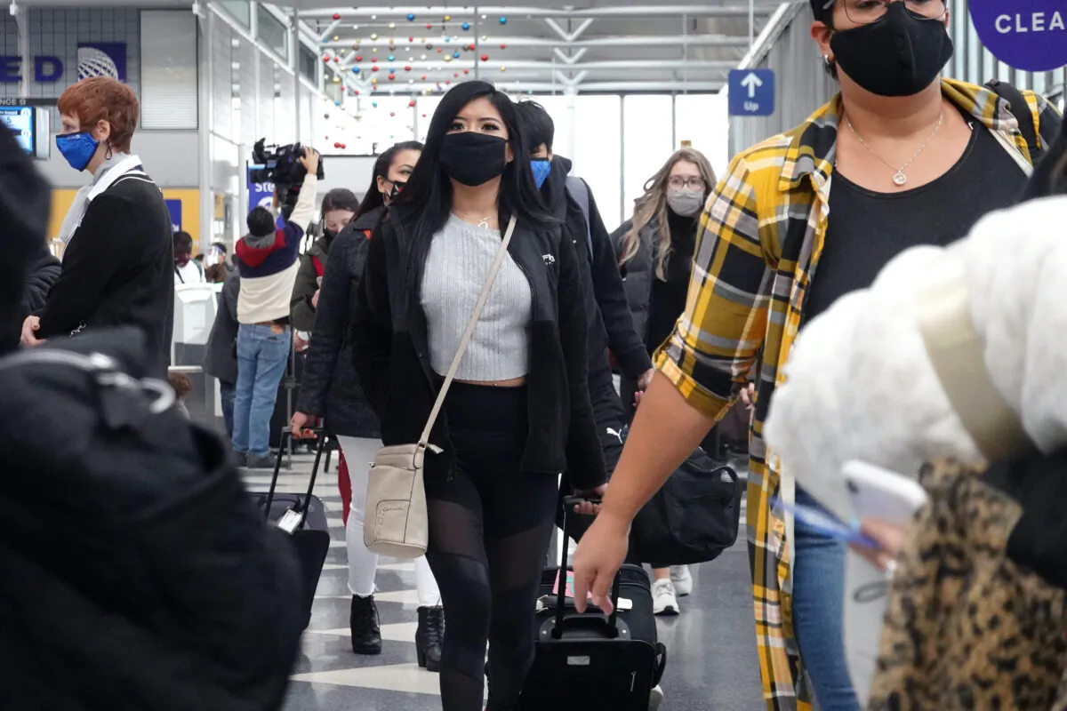 Travelers pass through O'Hare International Airport on Dec. 23, 2020 in Chicago, Ill. (Scott Olson/Getty Images)