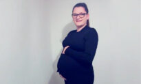 Pregnant Mom Carries Dead Unborn Baby for 10 Weeks to Give Twin Best Chance at Survival