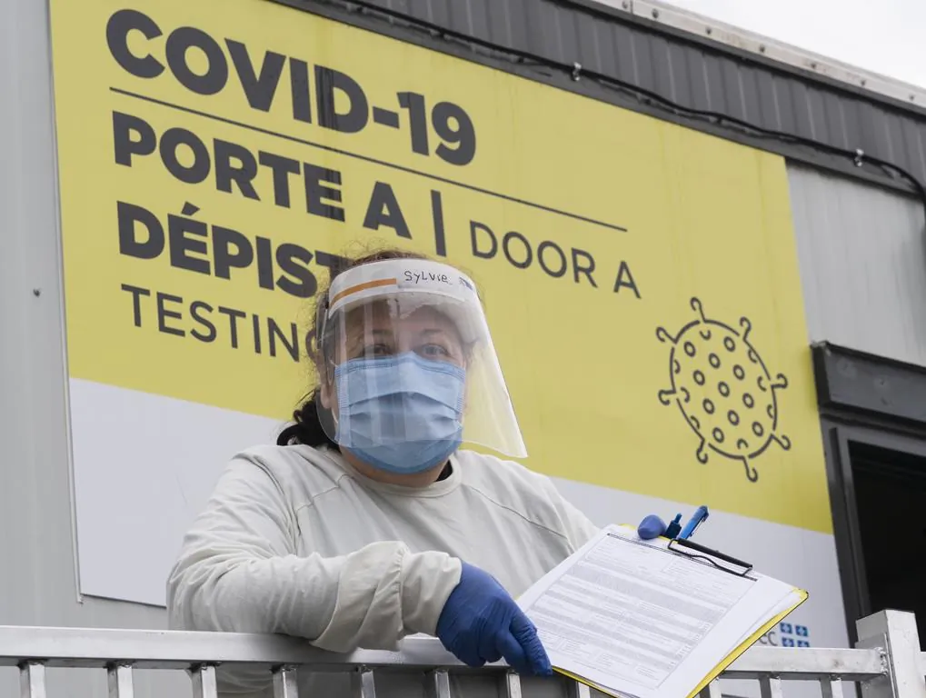 A nurse waits for patients at a COVID-19 test clinic in Montreal, on Dec. 11, 2020. (THE CANADIAN PRESS/Paul Chiasson)