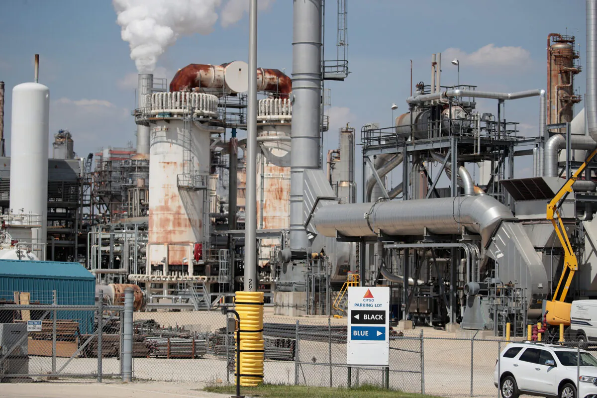 A refinery owned by Citgo, a subsidiary of PDVSA, the Venezuelan state owned oil company, sits along the I&M Canal in Lemont, Ill., on May 15, 2019. (Scott Olson/Getty Images)