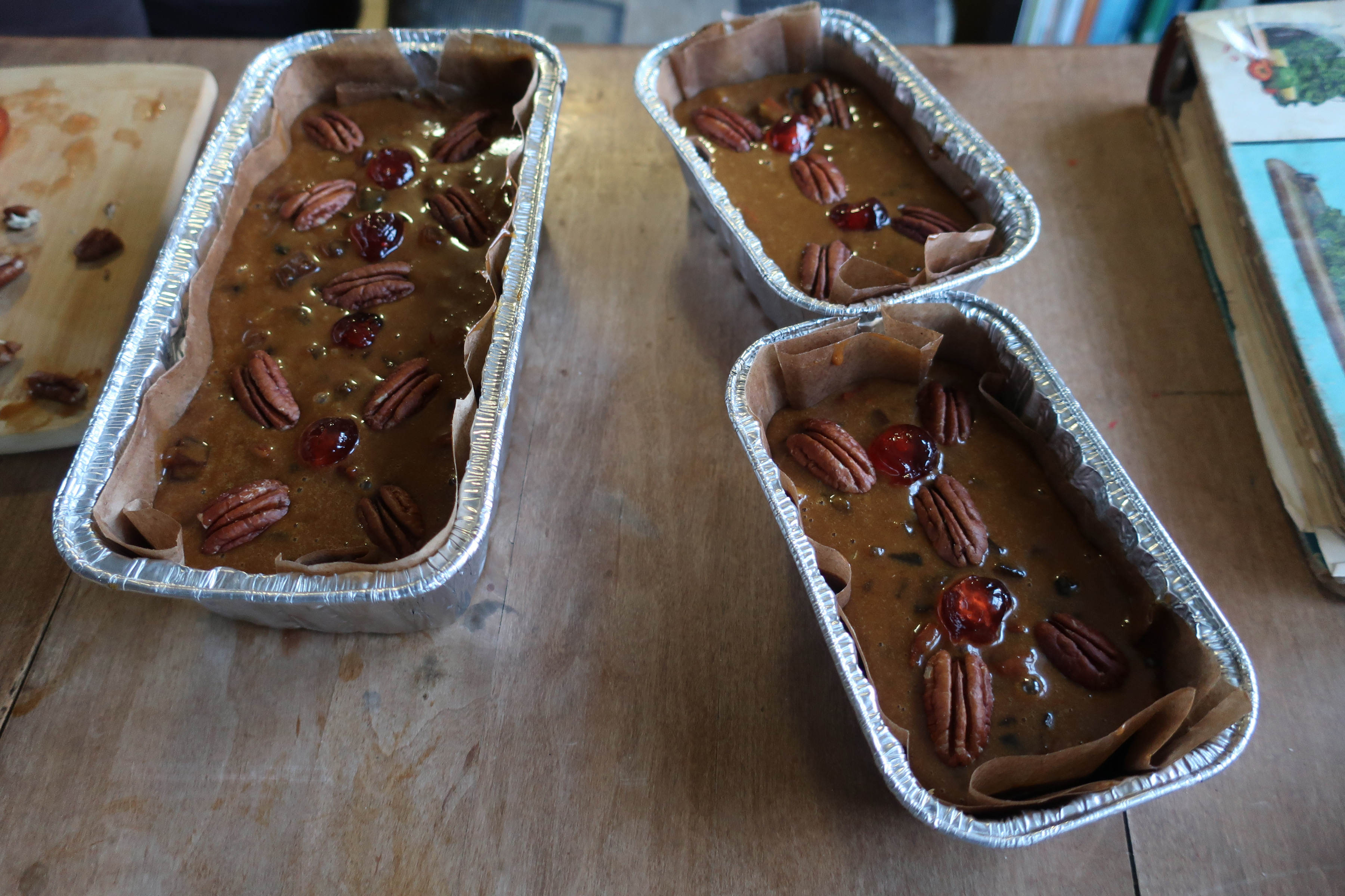 fruitcakes in tins