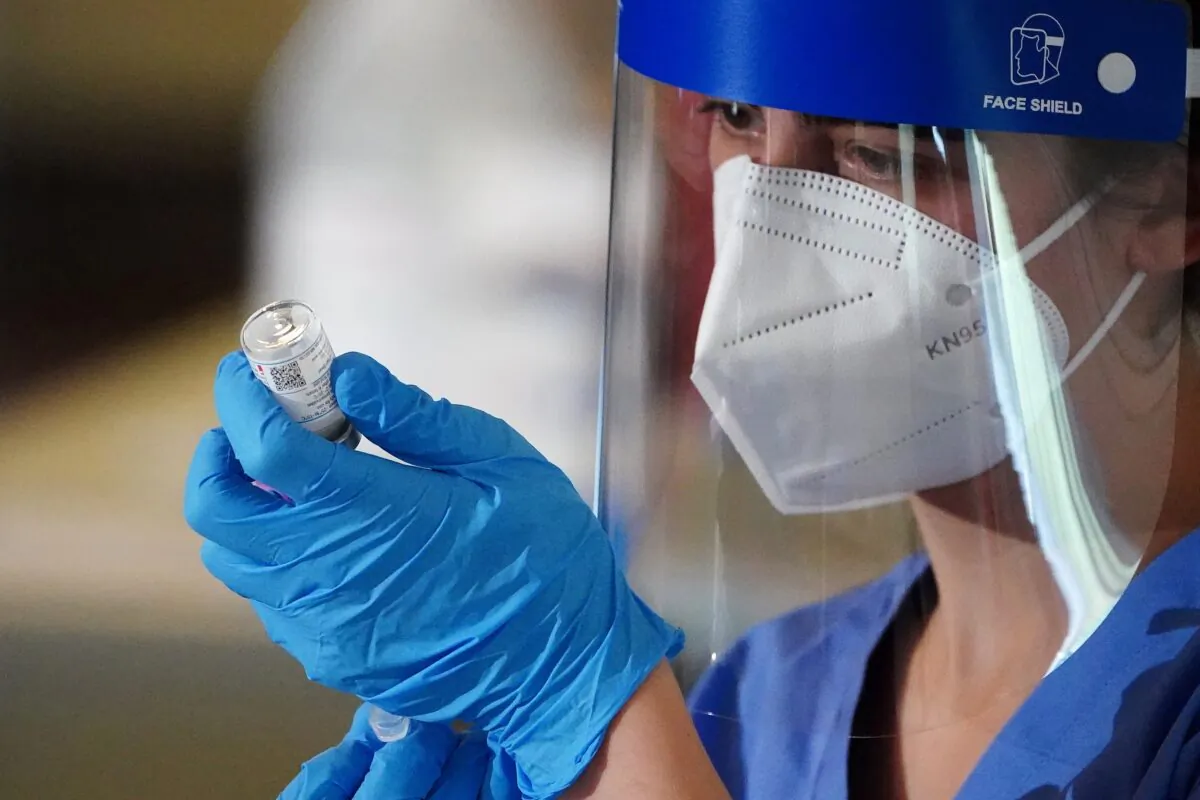 A nurse prepares a syringe with the Moderna COVID-19 vaccine in the Manhattan borough of New York City, N.Y., on Dec. 23, 2020. (Carlo Allegri/Reuters)