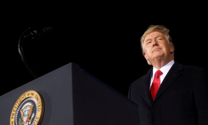 PRESIDENT TRUMP'S NEWS CONFERENCE SHADOWBANNED - Page 12 Trump-addresss-a-rally-700x420