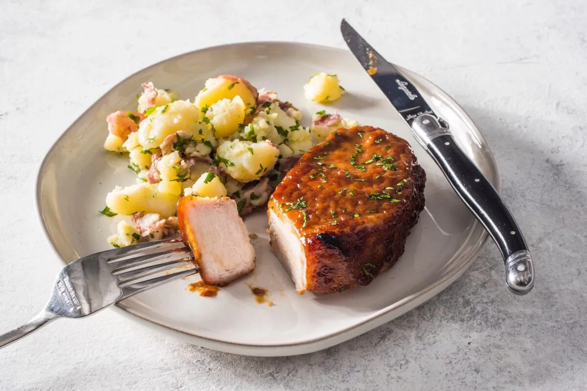 A picture-perfect glaze dresses up these pork chops. (Carl Tremblay)