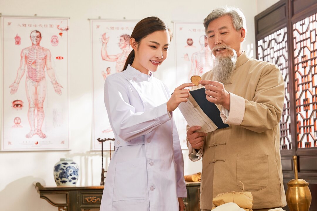 chinese medicine has long
viewed winter’s chill as key
to limiting disease outbreaks.
the mild winter we are just
finishing bodes ill for the end of coVID-19 by this view (ViewStock/Shutterstock)