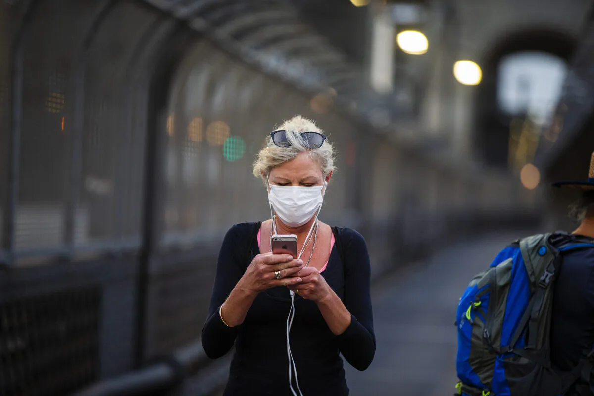 Over half of Australians are addicted to their phones and spending over 3 hours on their phones. (Jenny Evans/Getty Images)

