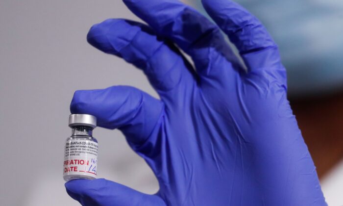 Nach der Covid-Impfung landen Hunderte von Menschen in der Notaufnahme