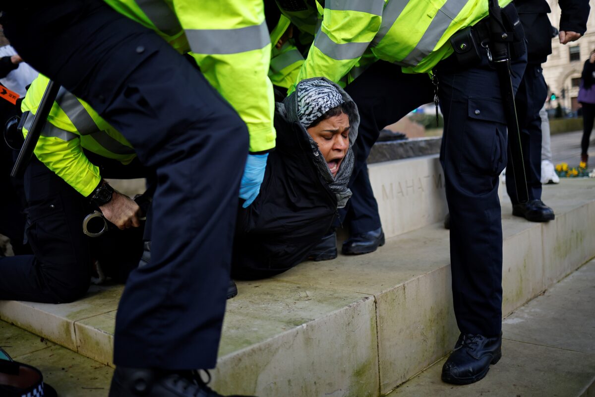 UK police arrest virus protesters