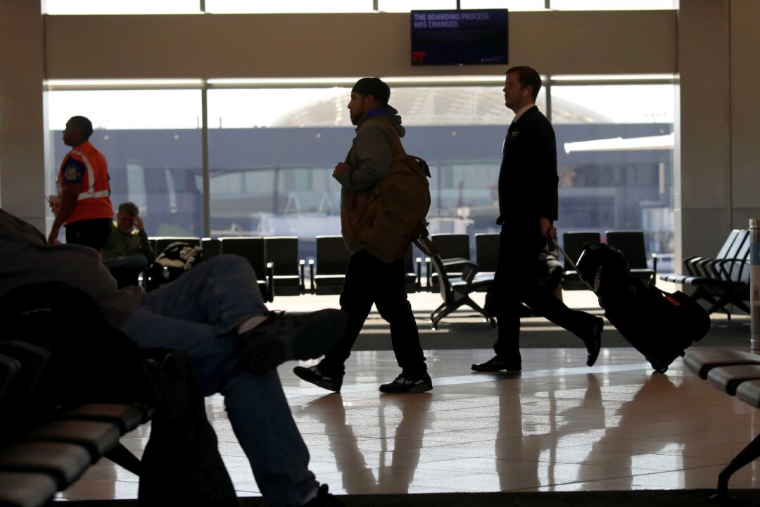 More US Airlines Impose Vaccine Mandates: American, Alaska, JetBlue