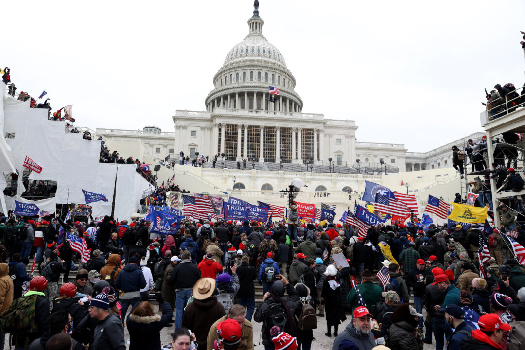 Video: Trump Supporters Stop ‘Antifa’ From Breaking Into Capitol