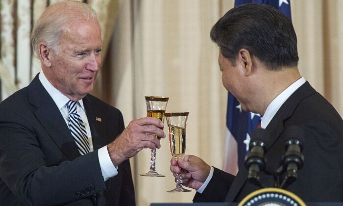 Then-U.S. Vice President Joe Biden and Chinese leader Xi Jinping toast during a state luncheon for China in Washington on Sept. 25, 2015. (Paul J. Richards/AFP via Getty Images)