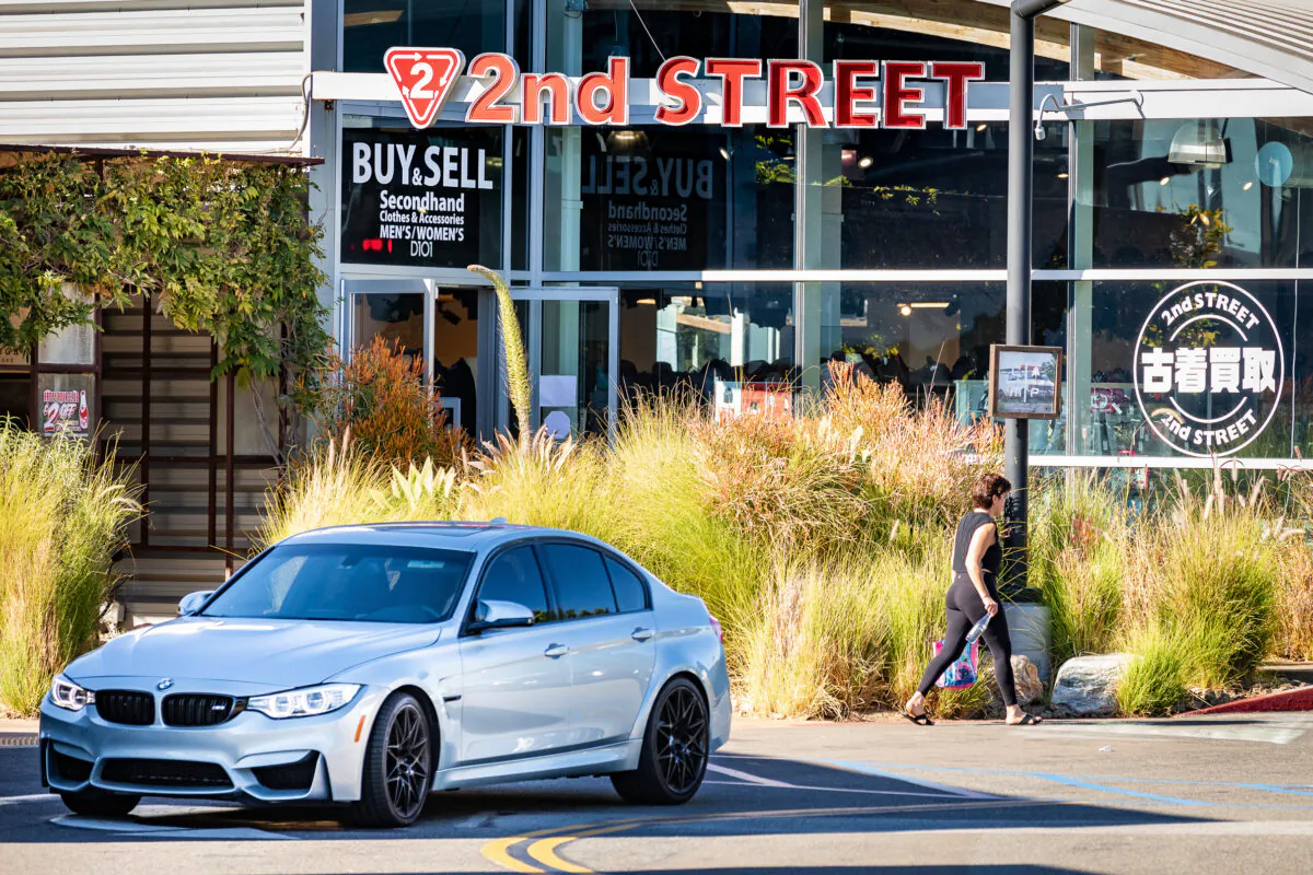 A woman walks into a small business in Costa Mesa, Calif., on Nov. 16, 2020. (John Fredricks/The Epoch Times)
