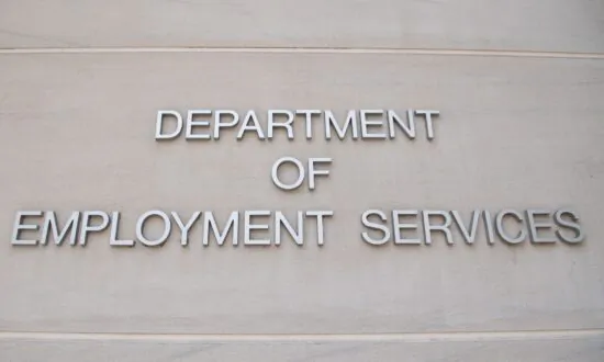 US Unemployment Claims Slip to 787,000