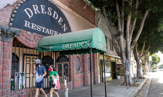 US Unemployment Claims Slip to Still-High 787,000