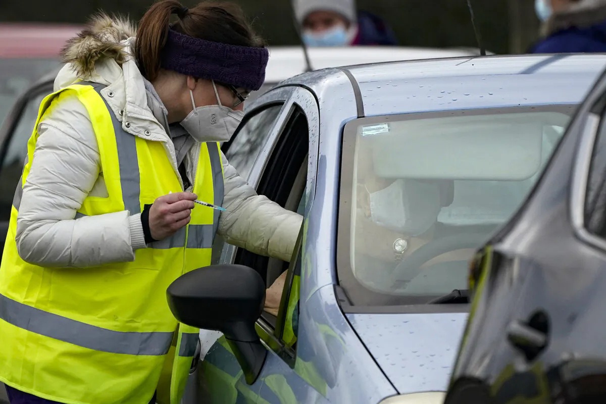  A man sits in his car as he is administered the Pfizer/BioNTech coronavirus vaccine at a drive-thru COVID-19 vaccination centre on Jan. 8, 2021 in Hyde, England. (Christopher Furlong/Getty Images)