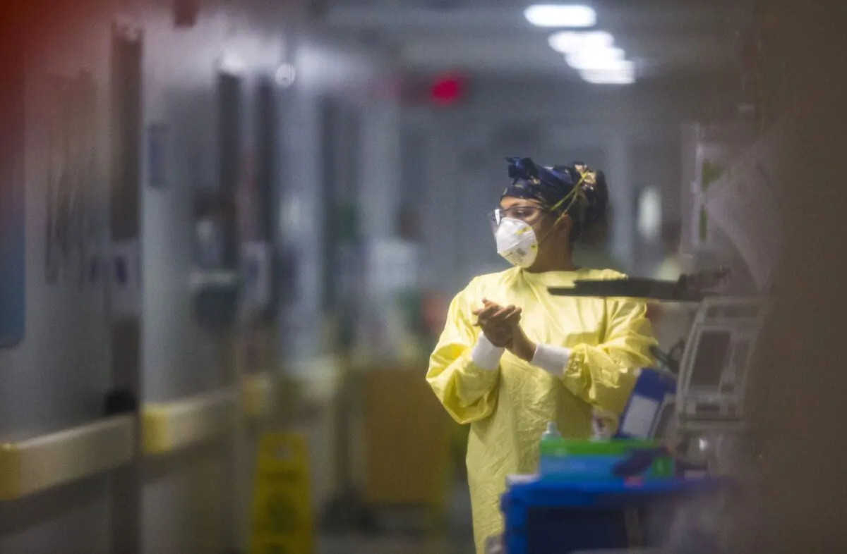 A health-care worker at a COVID-19 unit that used to be an orthopedic surgery unit at the Health Sciences Centre in Winnipeg on Dec. 8, 2020. (The Canadian Press/Mikaela MacKenzie)
