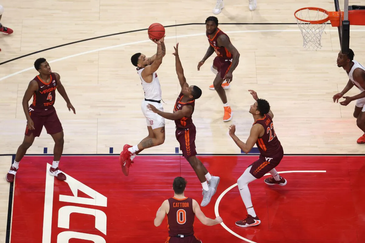 Carlik Jones #1 of the Louisville Cardinals shoots the ball against the Virginia Tech Hokies at KFC YUM! Center on Jan. 06, 2021 in Louisville, Kentucky. (Andy Lyons/Getty Images)