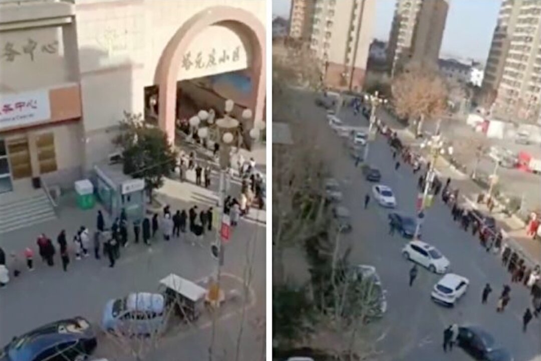 People waiting in long lines for COVID-19 test, in Shijianzhuang, China, January 2021. (Screenshot of online video provided to The Epoch Times)