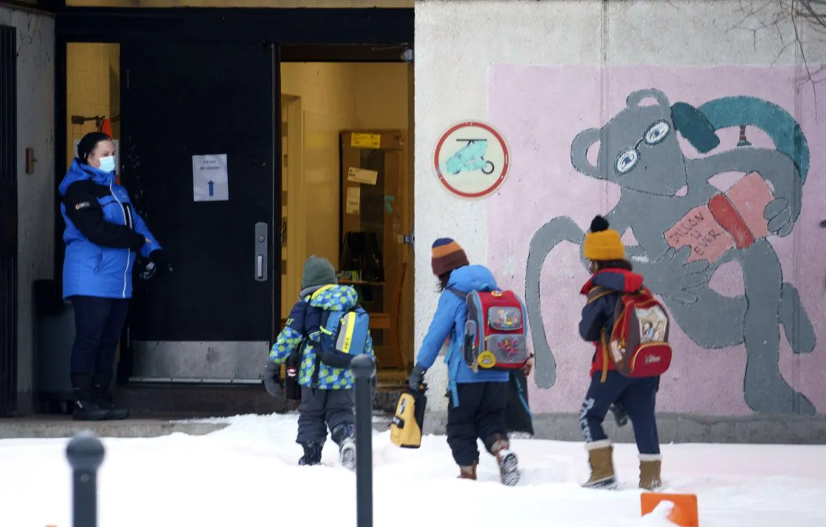 Children head to school as primary schools reopen in Montreal following the Christmas break, on Jan. 11, 2021. (The Canadian Press/Paul Chiasson)