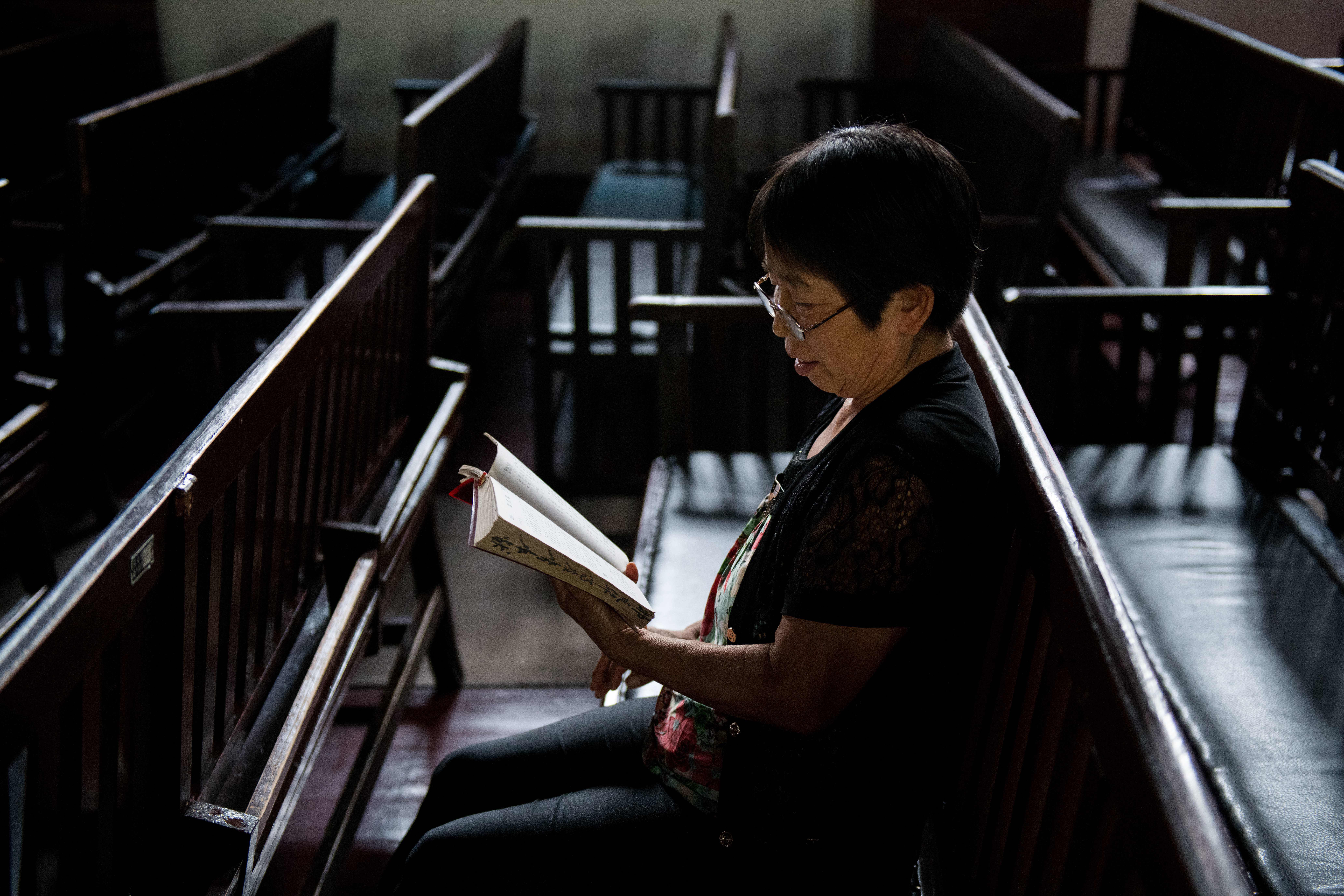 Egy nõ a Bibliát olvassa a wuhani Christian Glory templomban
