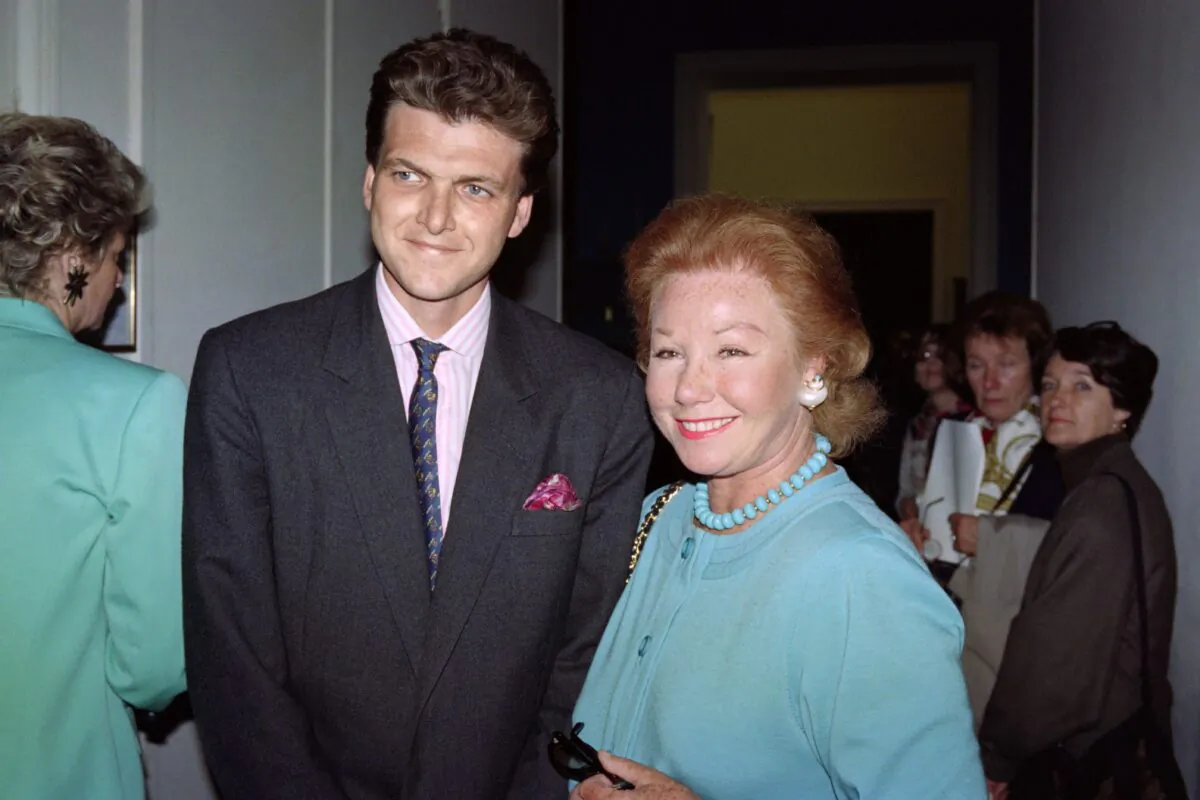 French Baroness Nadine de Rothschild (R) and his son Benjamin visit on June 4, 1991 the Musée du Louvre in Paris. (Photo by Michel Clement/AFP via Getty Images)