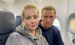 Russian Police Detain Kremlin Critic Alexei Navalny on Arrival in Moscow