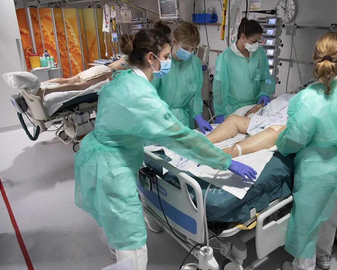 Medical workers treat a patient with COVID-19 in the intensive care unit at the University Hospital during the state of emergency of the COVID-19)outbreak, in Lausanne, Switzerland, on April 3, 2020. Patients in Ontario who need life-saving treatment will only receive care based on an evaluation of their chances to live a year should ICUs become overwhelmed. (AP-Pool Photo Via AP/The Canadian Press)