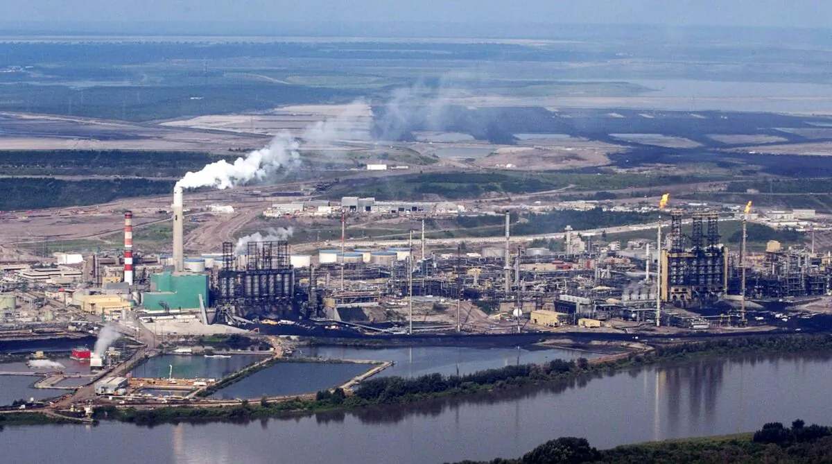 Aerial view of an oilsands facility along the Athabasca River near Fort McMurray, Alta., in a file photo. (The Canadian Press/Jeff McIntosh)