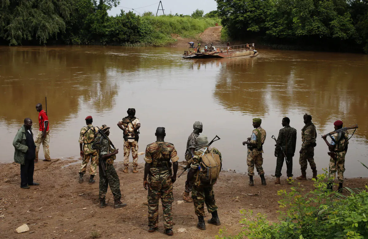 Seleka fighters gather before crossing a river near town of Kuango, close to the border of Democratic Republic of Congo on June. 9, 2014. (Goran Tomasevic/ Reuters)