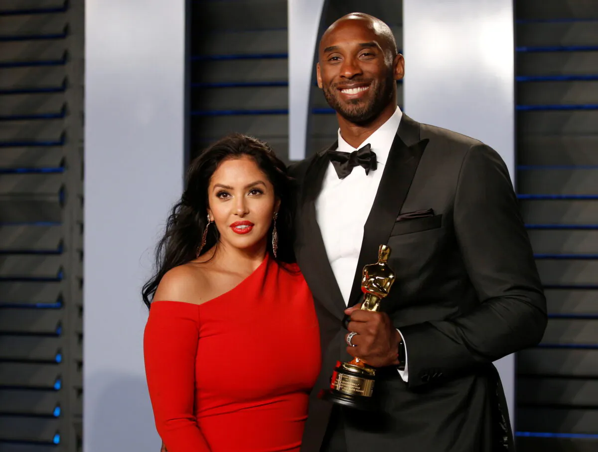 Kobe Bryant holds his Oscar for Best Animated Short, with wife Vanessa at Beverly Hills, Calif., on April 3, 2018. (Danny Moloshok/Reuters)