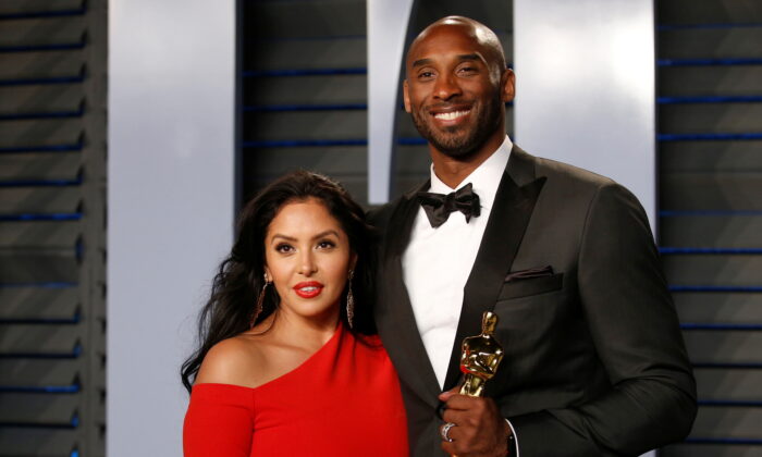 Kobe Bryant holds his Oscar for Best Animated Short, with wife Vanessa at Beverly Hills, Calif., on April 3, 2018. (Danny Moloshok/Reuters)