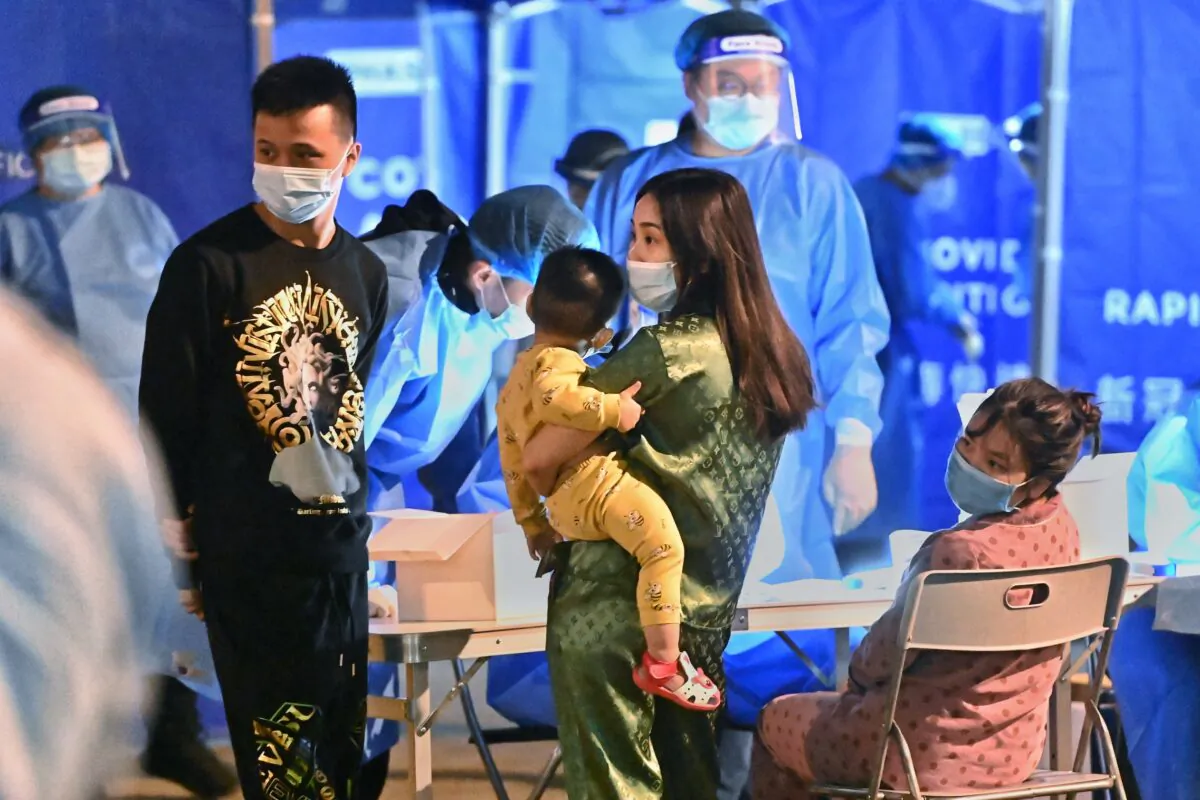 Hong Kong Yau Ma Tei residents registered to test on the evening of Jan. 26, 2021. (Sung Pi Lung/Epoch Times)