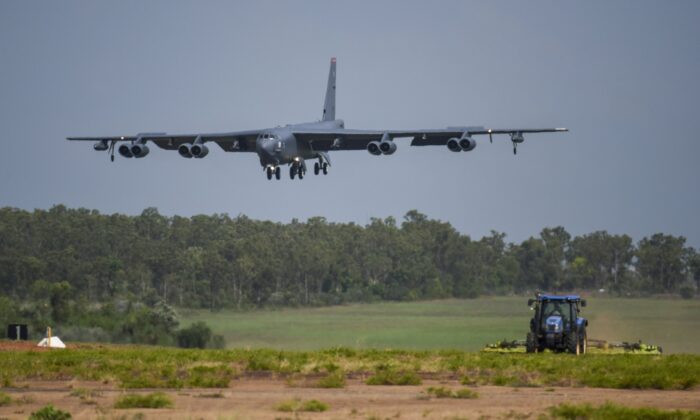 2018 年 12 月 6 日，一架美国空军 B-52“同温层堡垒”轰炸机从路易斯安那州巴克斯代尔空军基地部署到第 96 远征轰炸机中队，在闪电聚焦演习期间降落。（美国空军高级飞行员摄克里斯托弗鹌鹑通过美联社）