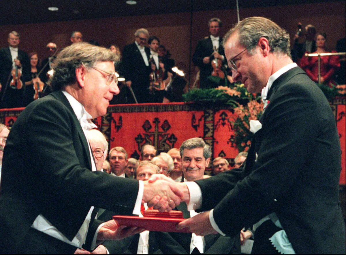 Dutch Professor Paul J. Crutzen (L) receives the Nobel prize for chemistry from Swedish King Carl XVI Gustaf, at the Concert Hall in Stockholm, Sweden, on Dec. 10 1995. (Eric Roxfelt/AP photo)