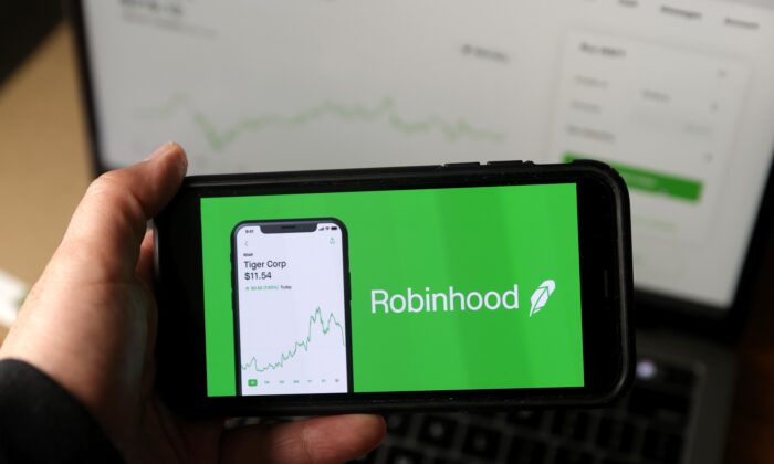 The Robinhood logo on a phone in San Anselmo, Calif., on Dec. 17, 2020. (Justin Sullivan/Getty Images)