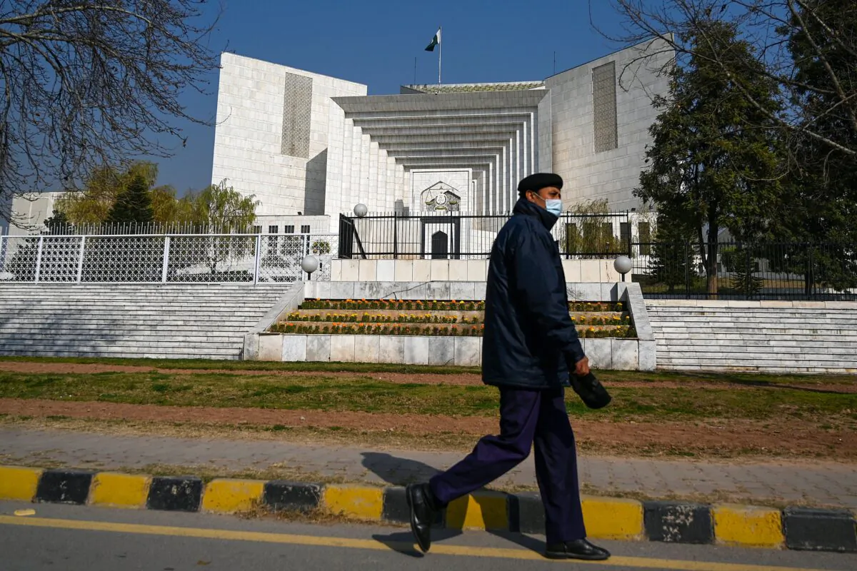 A policeman walks past the Supreme Court building in Islamabad, on Jan. 29, 2021. (Aamir Qureshi/AFP via Getty Images)