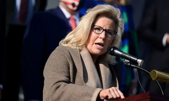 Trump, Cheney Endorsements Provide Opportunity, Risks in Arizona Race for Governor