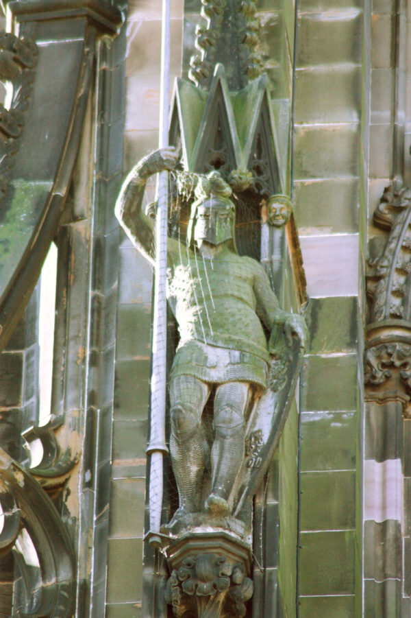 Ivanhoe_as_sculpted_on_the_Scott_Monument,_Edinburgh