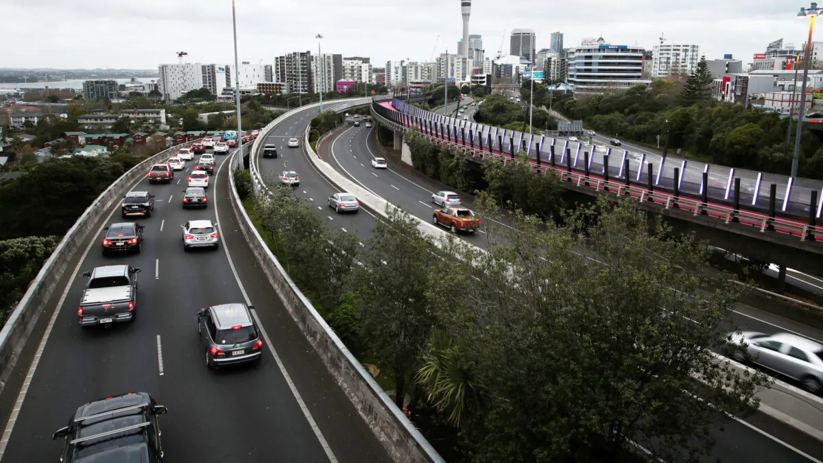 Commute traffic is seen on the first day of New Zealand's new coronavirus disease (COVID-19) safety measure that mandates wearing of a mask on public transport, in Auckland, New Zealand on Aug. 31, 2020. (Fiona Goodall/REUTERS)
