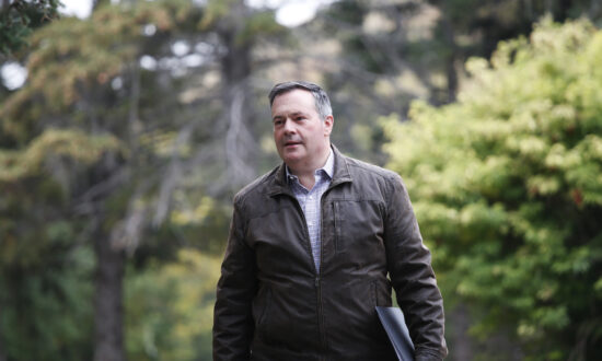 Alberta Premier Urges Federal Agencies to Be More Transparent Over Mandatory Quarantine Locations