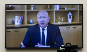 Amazon Founder Jeff Bezos to Step Down as CEO