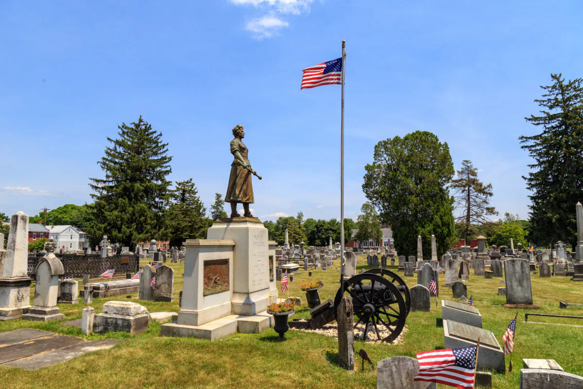 A statue of "Molly Pitcher" in Carlisle's Old Public Graveyard. (George Sheldon/Shutterstock)