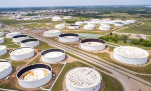 Oil Shrugs Off Higher US Crude Stocks, Strong Dollar