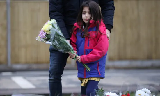 With Tears and Flowers, Britain Mourns ‘Hero’ Captain Tom Moore