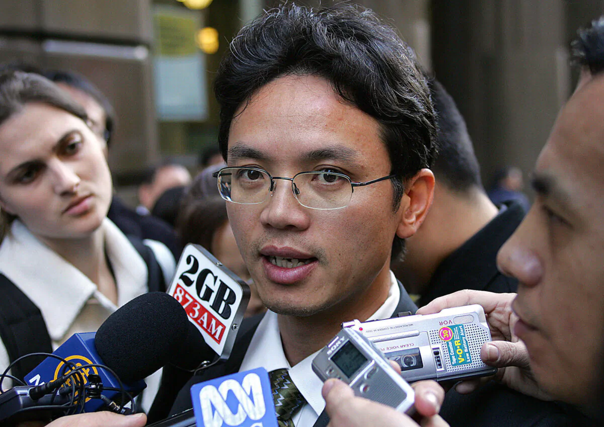 Senior Chinese diplomat Chen Yonglin (C) asks for political asylum in Australia during a rally marking the 16th anniversary of the Tiananmen Square massacre, in Sydney, 04 June 2005. (Torsten Blackwood/AFP via Getty Images)