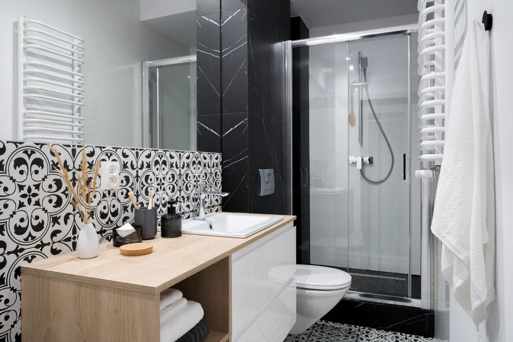 A home bathroom. (Dariusz Jarzabek/Shutterstock)